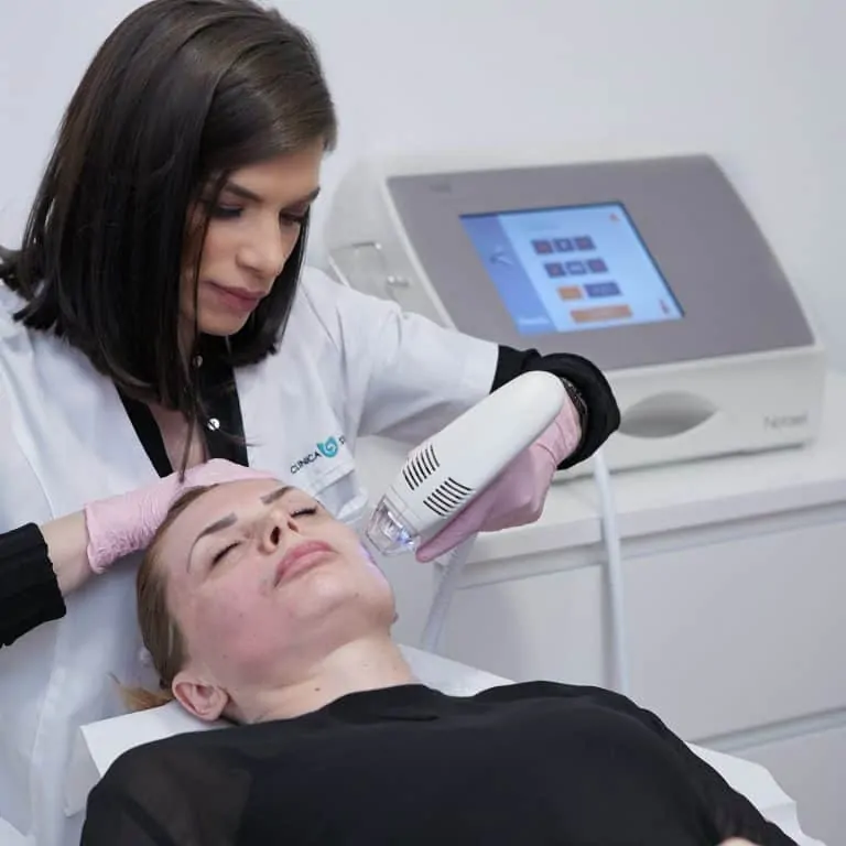 Dr. Adina Margaritescu in timp ce face tratamentul cu Tixel unei paciente